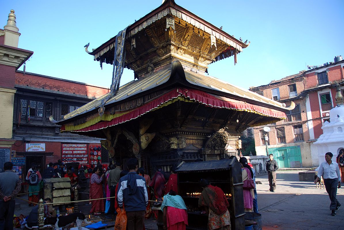 Kathmandu Swayambhunath 33 Devotees Line Up In the Early Morning At Hariti Temple 